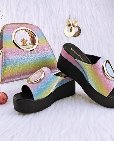 Qsgfc novo brilho colorido padrão de água com decoração de metal com plataforma à prova dágua sandálias femininas conjunto de b