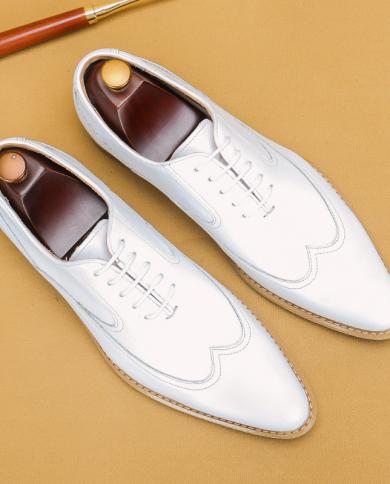 أحذية رسمية فاخرة للرجال من جلد البقر الحقيقي ، أحذية زفاف بيضاء صلبة لعام 2023 ، أحذية ربيعية بروغ برباط يصل مقاس إصبع القدم ال