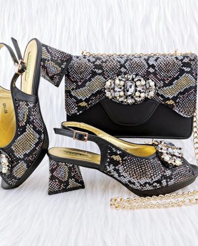 Qsgfc 2023 Novidades Design clássico Estilo de costura Sapatos e bolsa Grande decoração de diamantes Sapatos nobres com bolsa