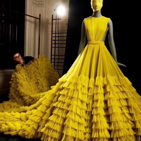 Abiti da festa in tulle lussureggiante giallo oro con strascico lungo con volant a strati abito da ballo di lusso per le donne 2