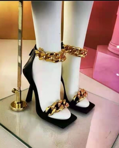 صنادل عالية الكعب سلسلة ذهبية عادية صنادل خنجر أحذية الصيف للنساء موضة Sandalia Tacon امرأة مفتوحة تو S
